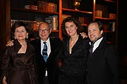 May Vervoordt mit Designer Axel Vervoordt, Hotelchefin Innegrit Volkhardt, Innenarchitekt Gregor Baur bei der Vorstellung der umgebauten Palaishalle im Hotel Bayerischer Hof  (©Foto: Martin Schmitz)